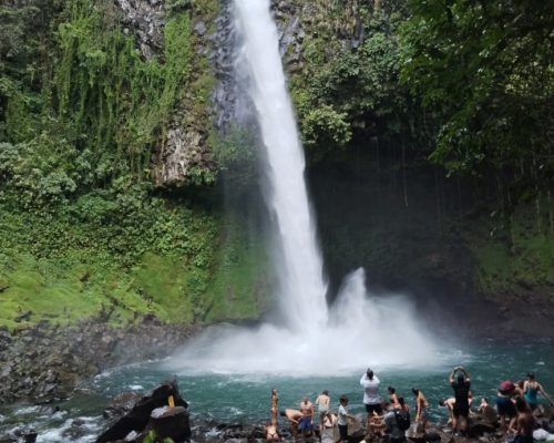 Vista frontal de la Catarata La Fortuna, vegetación y rocas al rededor de la caída de agua